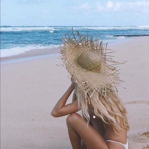 Lack of color straw hat